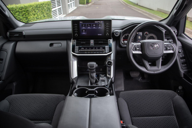 Обои картинки фото 2022 toyota landcruiser 300 gx, автомобили, интерьеры, toyota, land, cruiser, 300, gx, салoн, интерьер, приборная, панель