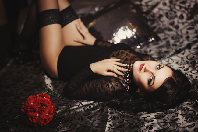 Обои картинки фото девушка - girl, девушки, - брюнетки,  шатенки, девушка, женщина, брюнетка, темноволосая, сексуальная, модель, звезда, позирует, разная, обувь, верхняя, стильная, одежда, нижнее, эротическое, бельё, трусы, лифчик, колготки, чулки, аксессуары, макияж, и, множество, элементов, на, фотографии, леся, шацкая