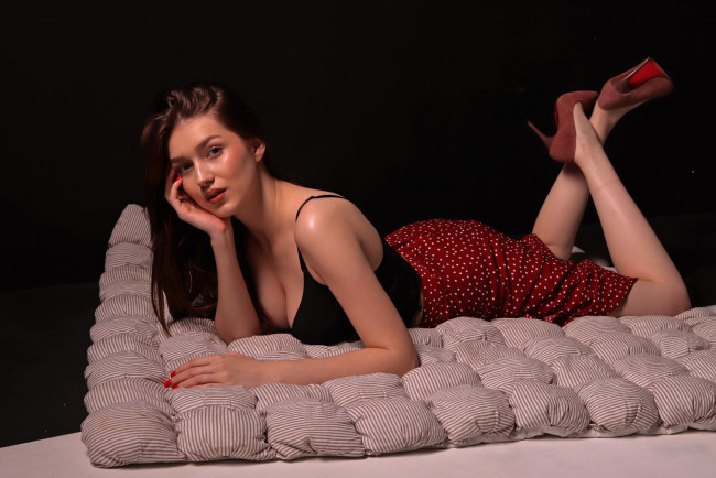 Обои картинки фото девушка - girl, девушки, - брюнетки,  шатенки, девушка, женщина, шатенка, темноволосая, сексуальная, модель, звезда, позирует, разная, обувь, верхняя, стильная, одежда, нижнее, эротическое, бельё, трусы, лифчик, колготки, чулки, аксессуары, макияж, и, множество, элементов, на, фотографии