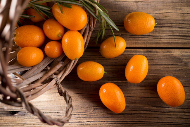 Обои картинки фото еда, цитрусы, доски, россыпь, корзинка, кумкваты, кумкват