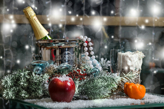 Обои картинки фото праздничные, угощения, бутылка, шампанское, яблоки, ветки, хвоя