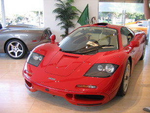 Картинка mclaren f1 автомобили выставки уличные фото