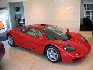 Картинка mclaren f1 автомобили выставки уличные фото