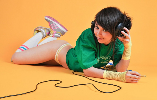 Обои картинки фото Ariel Rebel, девушки, наушники