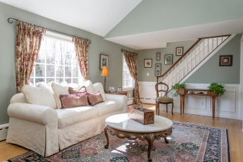 Картинка интерьер гостиная столик лестница диван