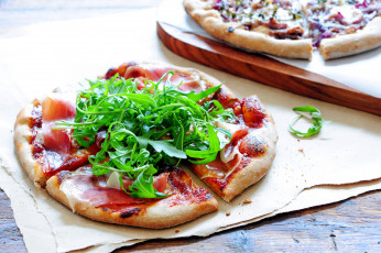 Картинка еда пицца доска зелень начинка