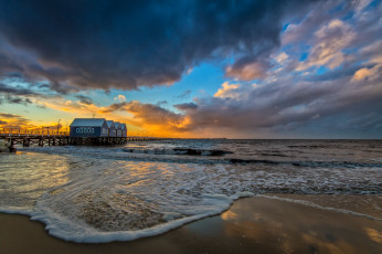 Картинка природа побережье океан тучи мост пена волны пляж