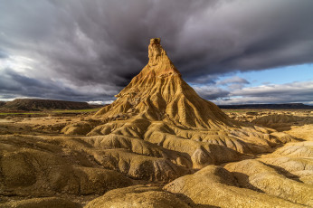 Картинка природа пустыни камни пустыня тучи конус