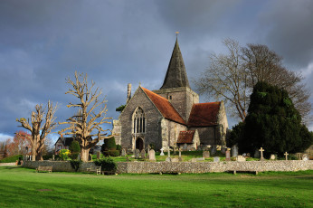 Картинка st+andrews+church +alfriston города -+католические+соборы +костелы +аббатства газон ограда надгробия лужайка храм