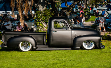 Картинка автомобили выставки+и+уличные+фото грузовик поляна