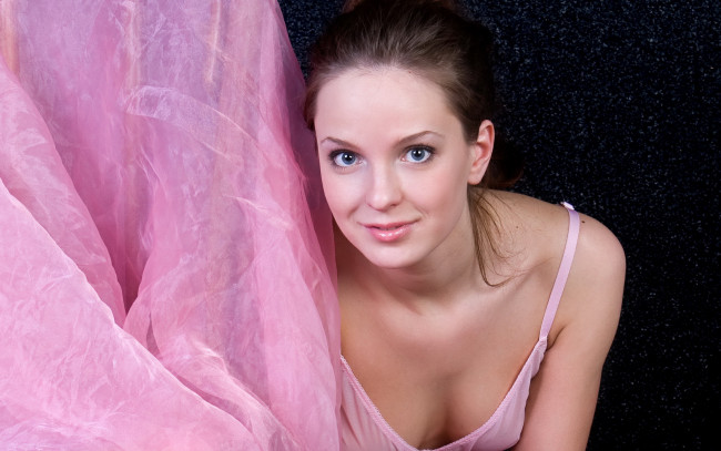 Обои картинки фото ilze a, девушки, -unsort , брюнетки,  шатенки, стул, лицо, глаза, грудь