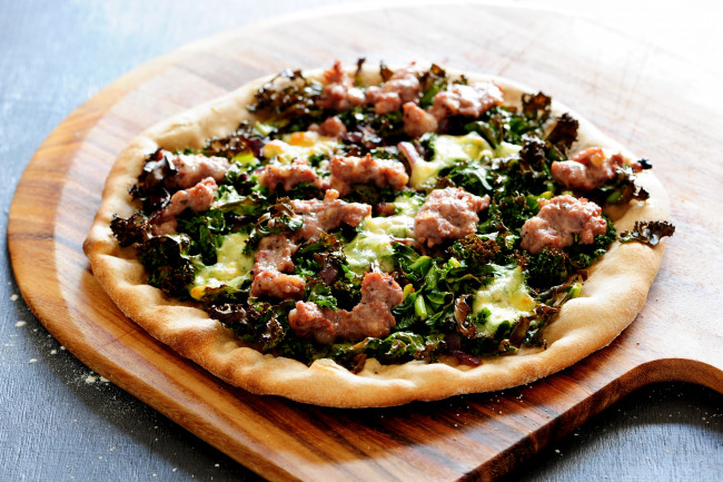 Обои картинки фото еда, пицца, начинка, зелень, доска