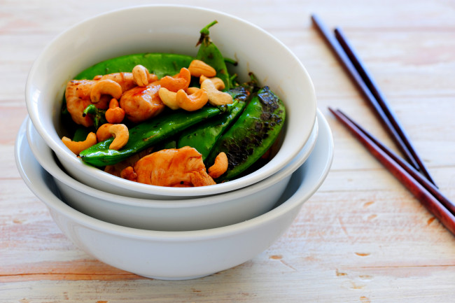 Обои картинки фото еда, салаты,  закуски, орешки, фасоль, мясо, салат