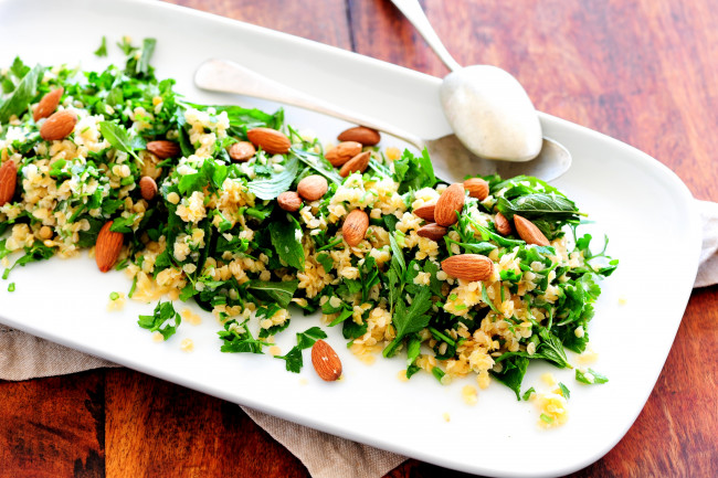 Обои картинки фото еда, салаты,  закуски, творог, салат, зелень, орехи