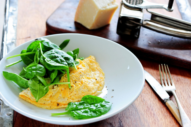 Обои картинки фото еда, Яичные блюда, яичный, омлет, зелень