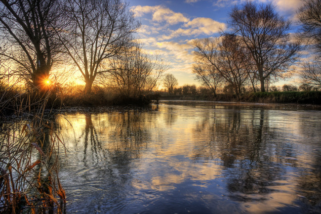 Обои картинки фото природа, восходы, закаты, растительность, берег, река, свет, солнце