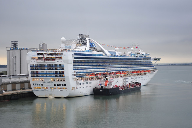 Обои картинки фото grand princess, корабли, разные вместе, порт, причал, круизный, лайнер