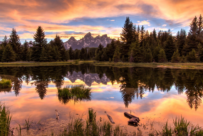 Обои картинки фото природа, реки, озера, облака, озеро, лес, горы, отражение, зарево