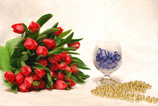 Обои картинки фото цветы, тюльпаны, букет, бусы