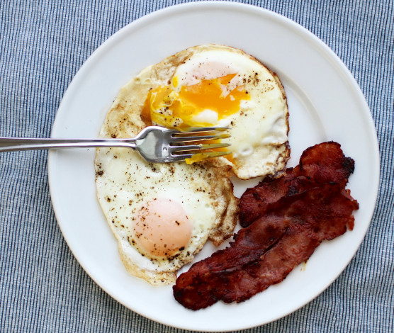 Обои картинки фото еда, Яичные блюда, вилка, ветчина, тарелка, яичница