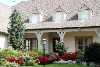 Картинка города -+здания +дома цветы лужайка клумбы фонарь