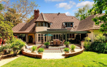 Картинка города -+здания +дома лужайка беседка