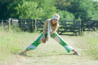 Картинка девушки -unsort+ блондинки +светловолосые свитер шарф блондинка брюки изгородь улыбка