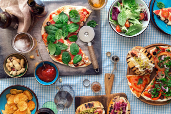 Картинка еда пицца шпинат помидоры соус орехи