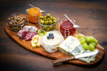 Картинка еда разное оливки виноград соусы колбаса сыр грибы