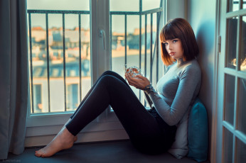 обоя marie grippon, девушки, -unsort , брюнетки, темноволосые, модель, marie, grippon, women, lods, franck, portrait, окно, sitting, window, каре, eyeliner, pillow, barefoot, short, hair, подушка, босиком