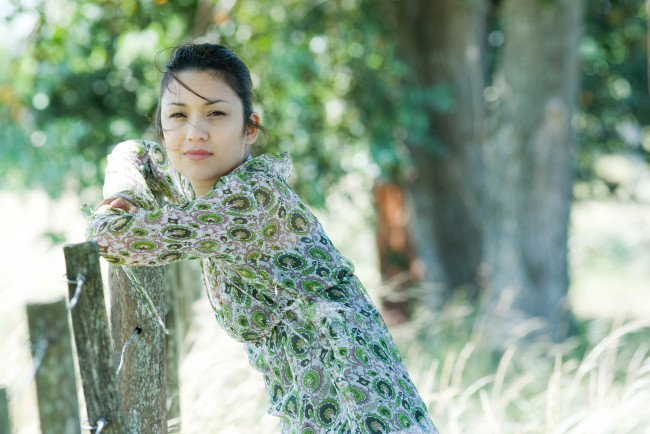 Обои картинки фото девушки, -unsort , азиатки, забор, блузка, лето