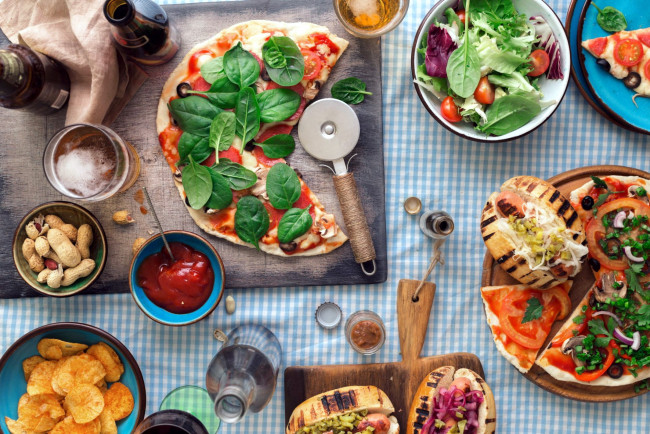 Обои картинки фото еда, пицца, шпинат, помидоры, соус, орехи