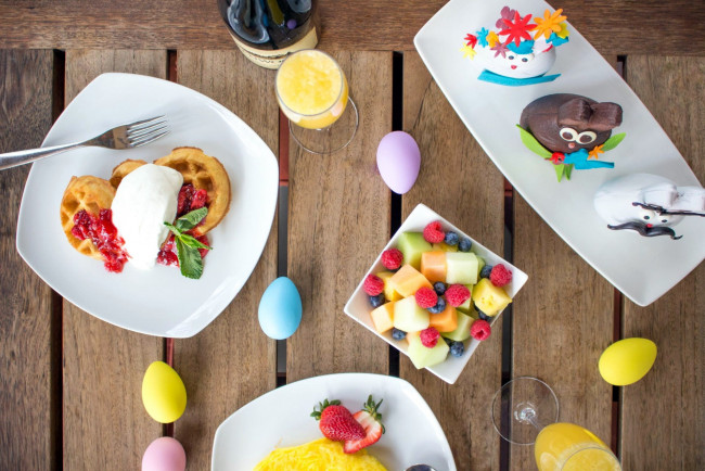 Обои картинки фото еда, разное, оладьи, салат, фруктовый, сок, печенье