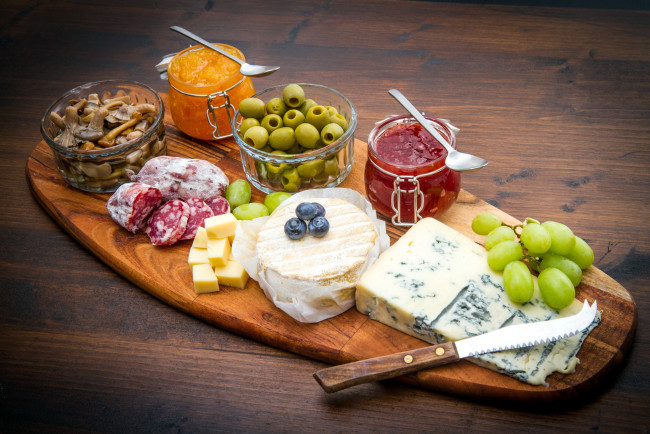 Обои картинки фото еда, разное, оливки, виноград, соусы, колбаса, сыр, грибы