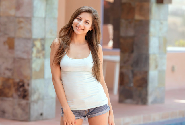 Обои картинки фото nina north, девушки, поза, взгляд, улыбка, красотка, шатенка, модель, девушка, nina, north