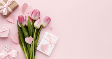 Картинка праздничные подарки+и+коробочки тюльпаны подарок лента бант