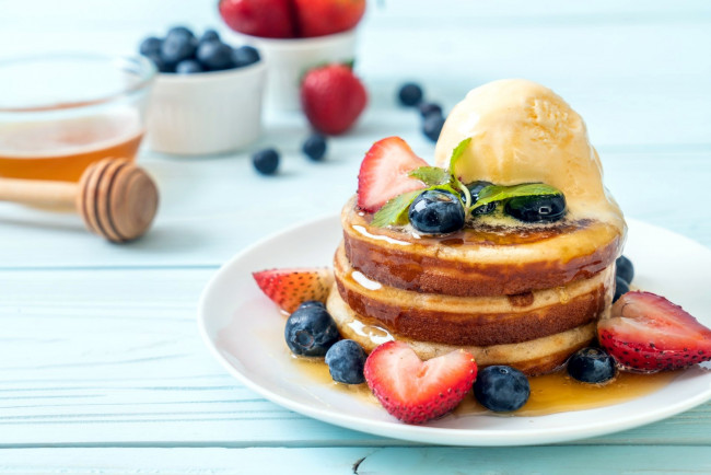 Обои картинки фото еда, блины,  оладьи, оладьи, ягоды