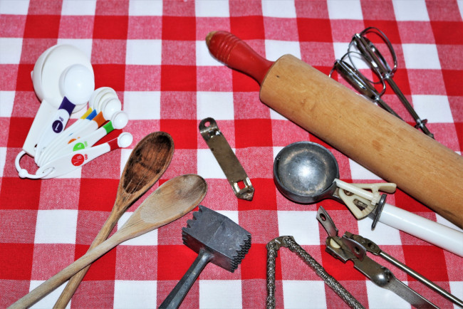 Обои картинки фото разное, посуда,  столовые приборы,  кухонная утварь, скалка, молоток, ложки