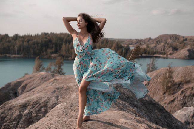 Обои картинки фото девушки, - брюнетки,  шатенки, брюнетка, горы, озеро, шелковое, платье