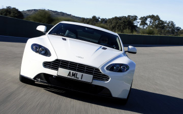 Картинка aston+martin+v8 автомобили aston+martin белый трасса