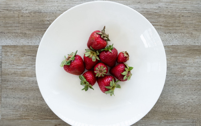 Обои картинки фото еда, клубника,  земляника, ягоды, спелая