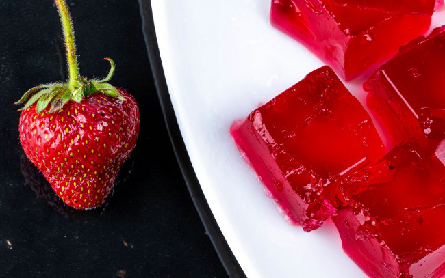 Обои картинки фото еда, мороженое,  десерты, клубника, десерт, желе, клубничное