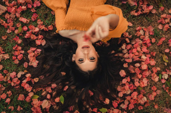 Картинка девушки -+брюнетки +шатенки брюнетка листья