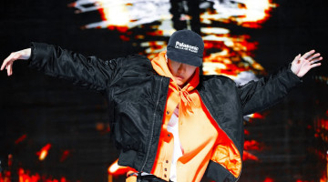 Картинка мужчины wang+yi+bo актер танцор куртка кепка