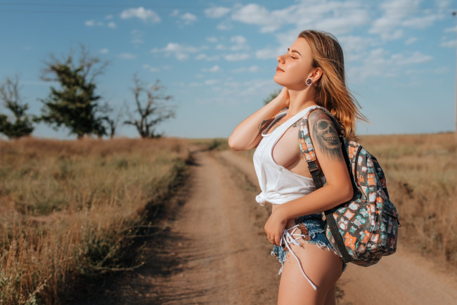 Обои картинки фото девушки, - рыжеволосые и разноцветные, шорты, майка, тату