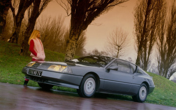 Картинка автомобили -авто+с+девушками renault