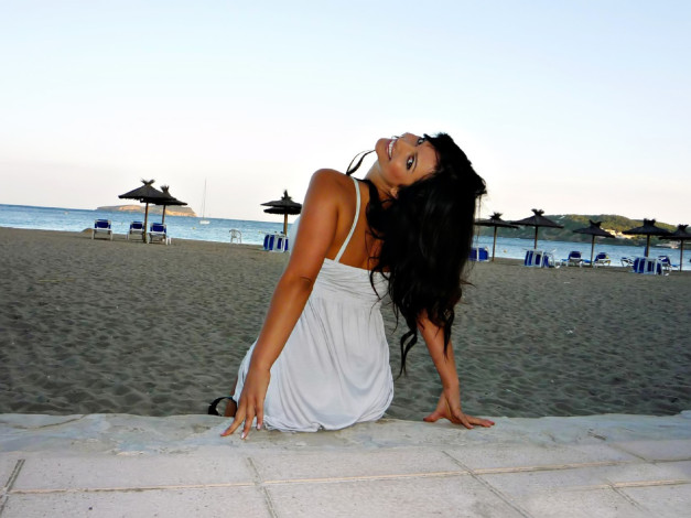 Обои картинки фото девушки, denise milani, брюнетка, платье, пляж, песок, море