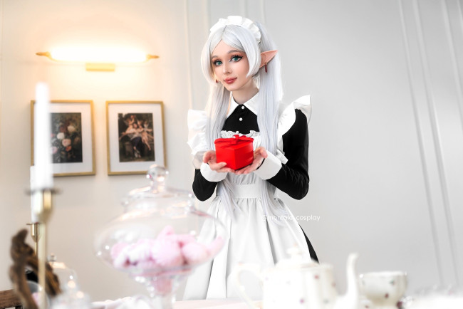 Обои картинки фото marina montale, девушки, образ, косплей, костюм, ушки, горничная, коробочка