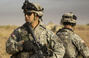 Картинка оружие армия спецназ блондинка эротика модель liz ashley soldiers army