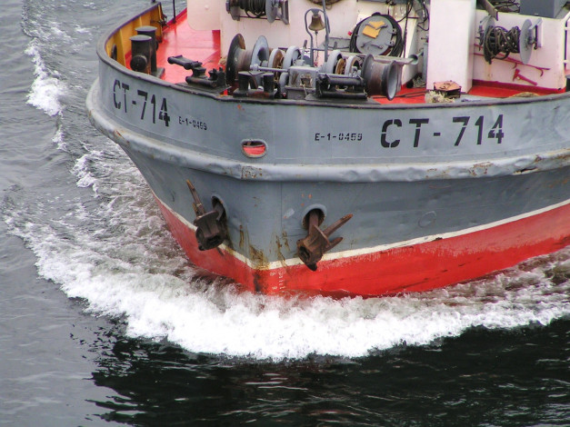 Обои картинки фото корабли, грузовые, суда, якорь, брашпиль, бурун